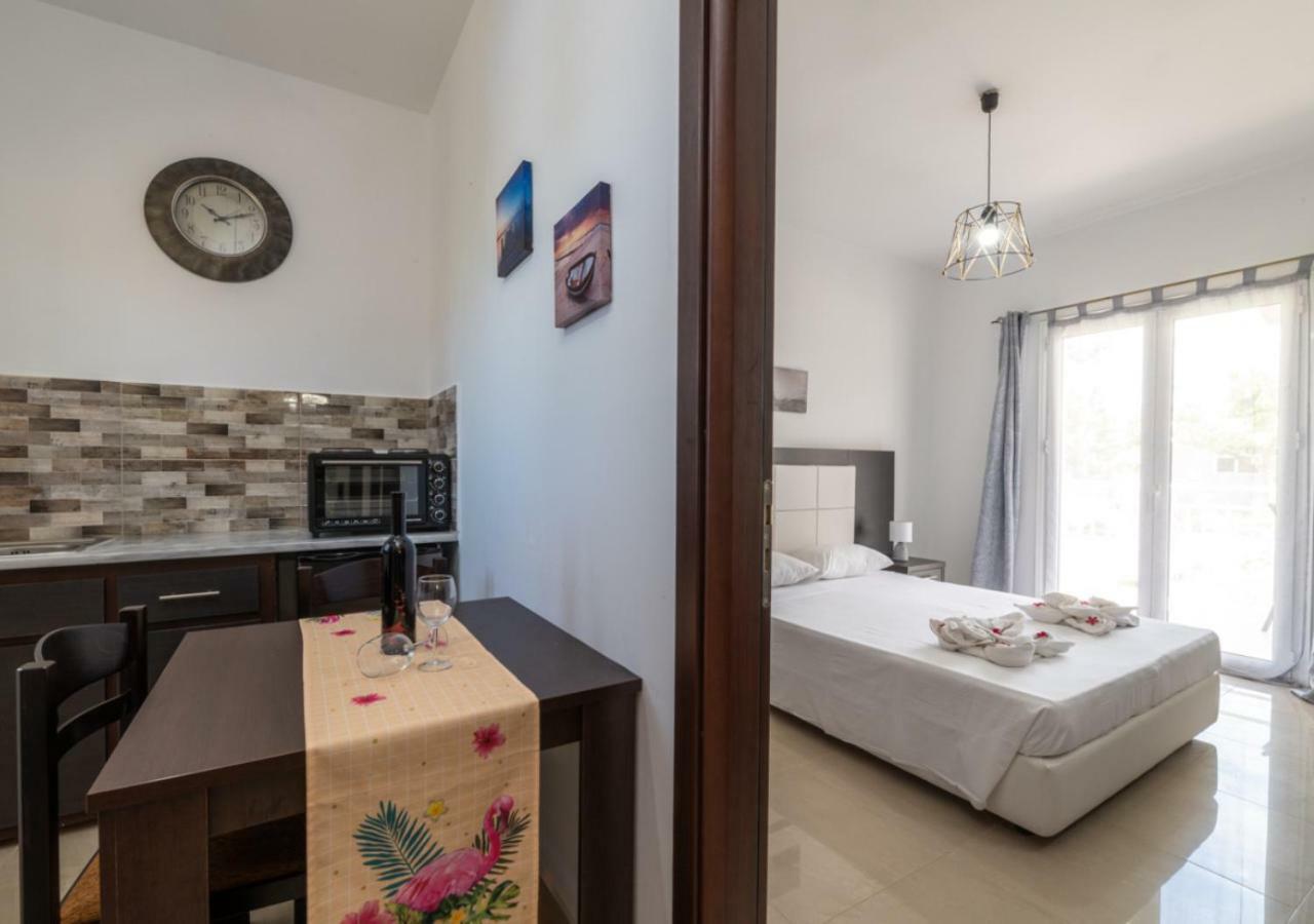 Villa Antonis Deluxe Apartments 阿莫迪 外观 照片